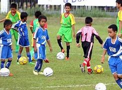 Anak Anak Bermain Sepak Bola Di Lapangan